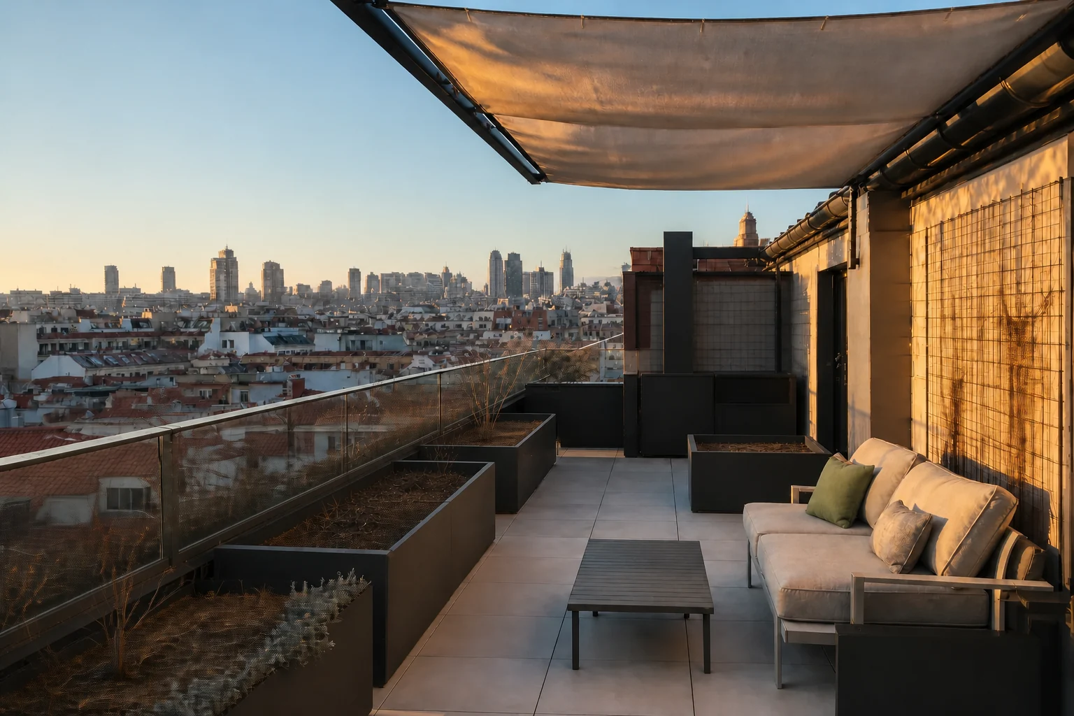Terraza de ático antes de su renovación