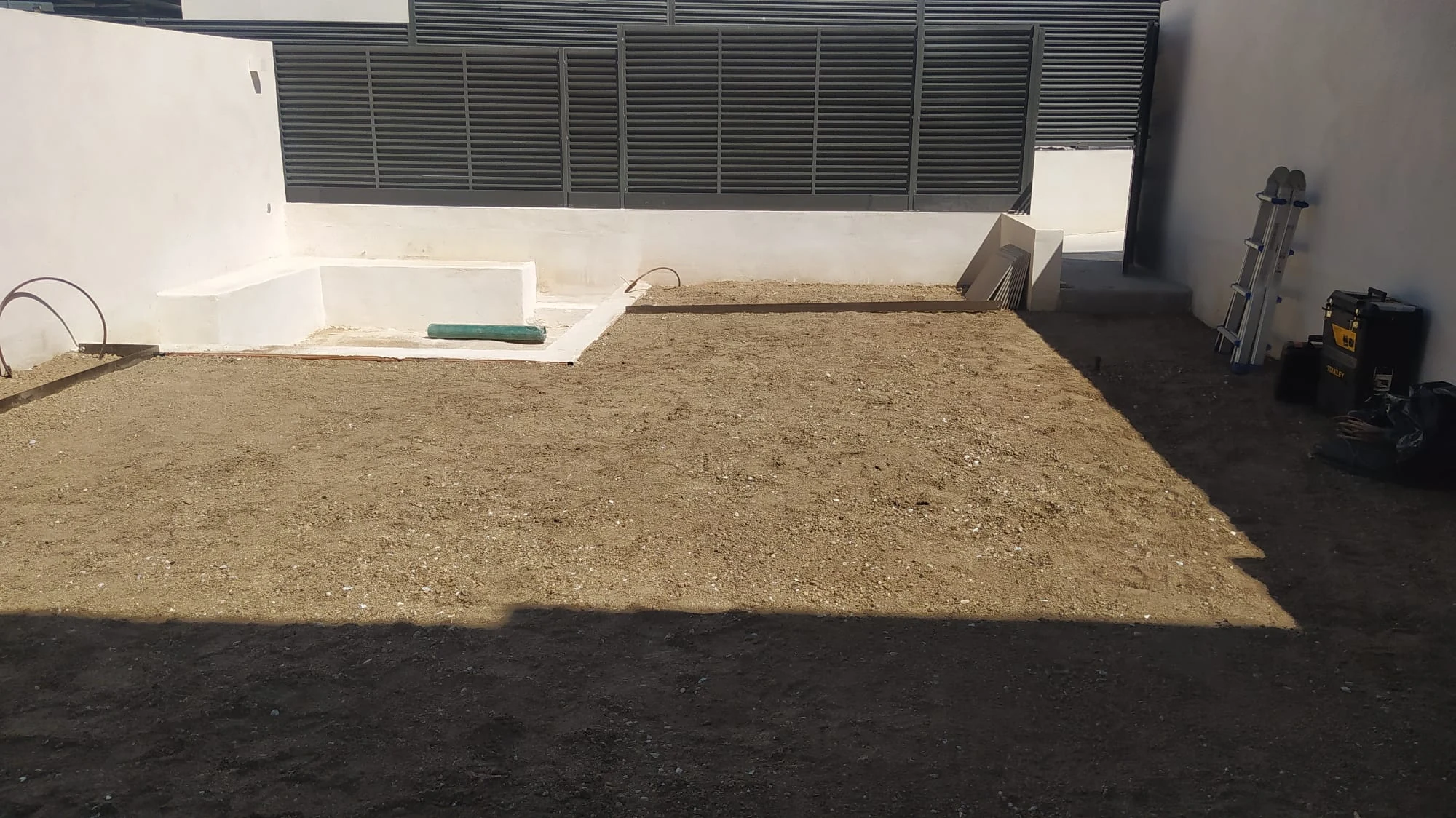 Terreno del chalet antes de completar el ajardinamiento