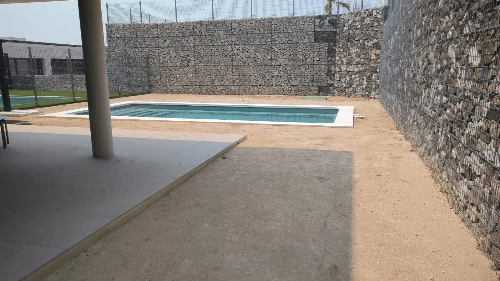 Parcela y entorno de piscina antes del ajardinamiento
