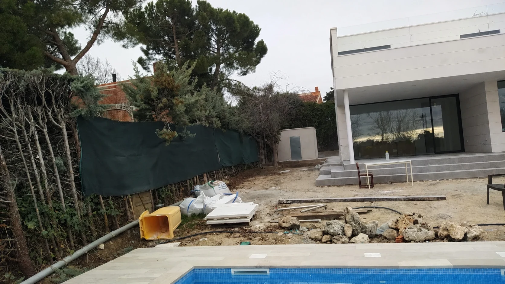 Parcela en obras junto a la piscina antes de ejecutar el ajardinamiento